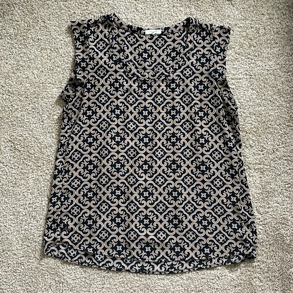 Black and gold patterned pleated back shell